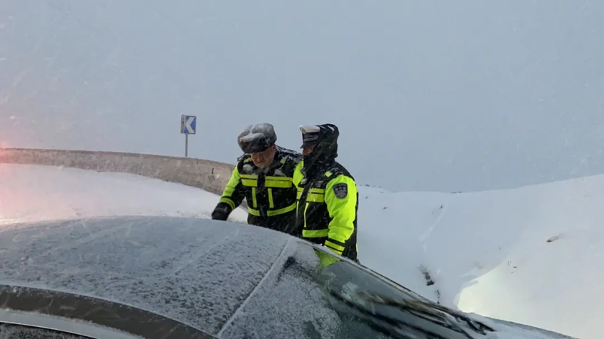 救助因降雪天氣被困車輛。甘孜公安供圖