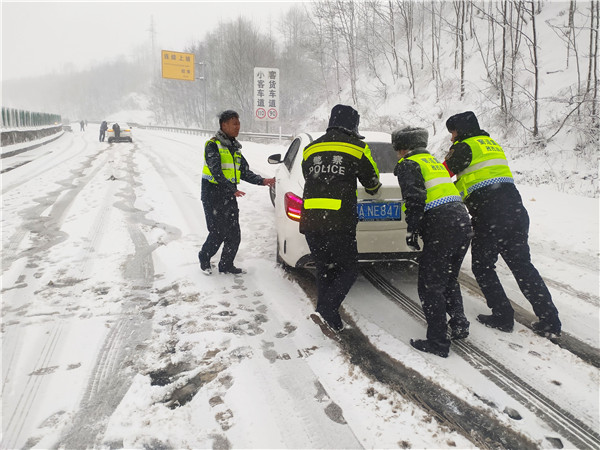 民警正在幫助過(guò)往車輛脫困。四川省公安廳供圖