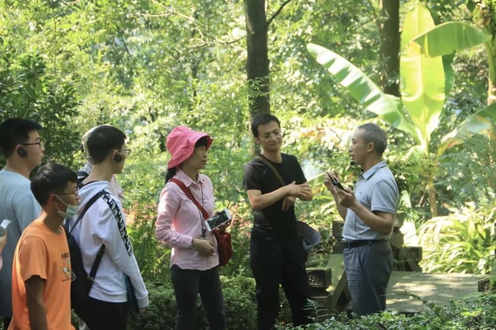 李策宏（右一）講解生物多樣性保護知識。樂山市生態(tài)環(huán)境局供圖