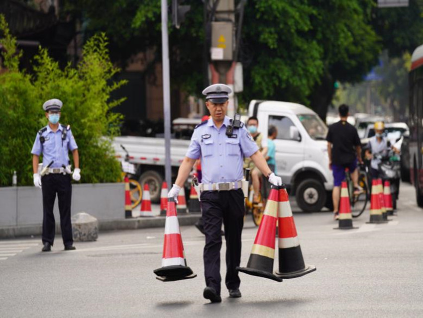 交警將錐形桶和交通標(biāo)識標(biāo)牌一一擺放到位。成都交警五分局供圖