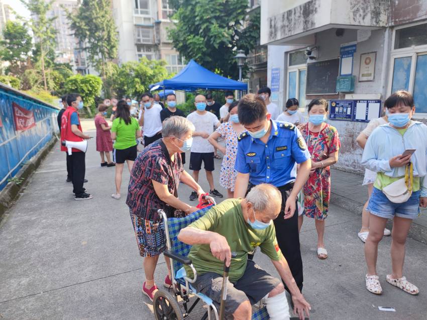 幫扶社區(qū)老年居民。成都市城市管理行政執(zhí)法總隊供圖