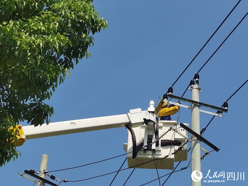 唐祿軍正在進行高空帶電作業。人民網 郭瑩攝