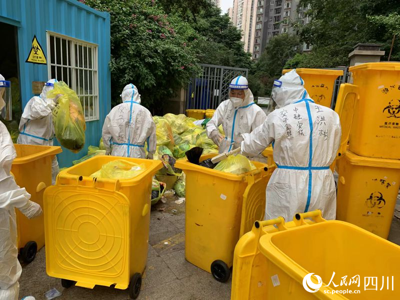 羅再翔和志愿服務(wù)隊隊員在錦江城市花園清理居民日常生活垃圾。李臣攝