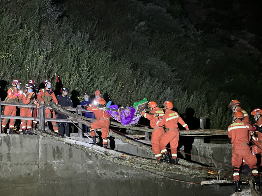 夜間，消防員轉移群眾至安全地帶。四川省森林消防總隊供圖