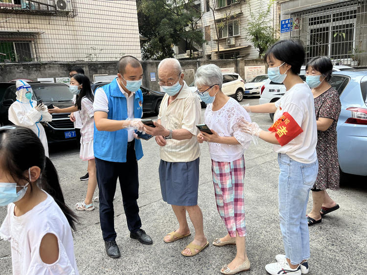 何春學（左）李研玲（右）夫妻協助開展核酸采樣。敘州區融媒體中心供圖