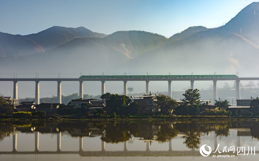 復興號駛過新成昆鐵路沙壩安寧河特大橋。田維鵬攝