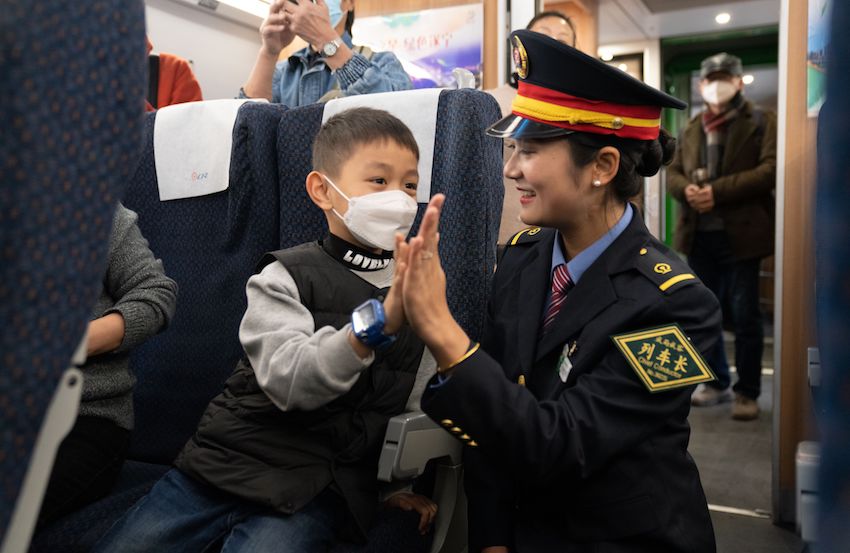 列車人員和乘客溫馨互動。成都鐵路供圖