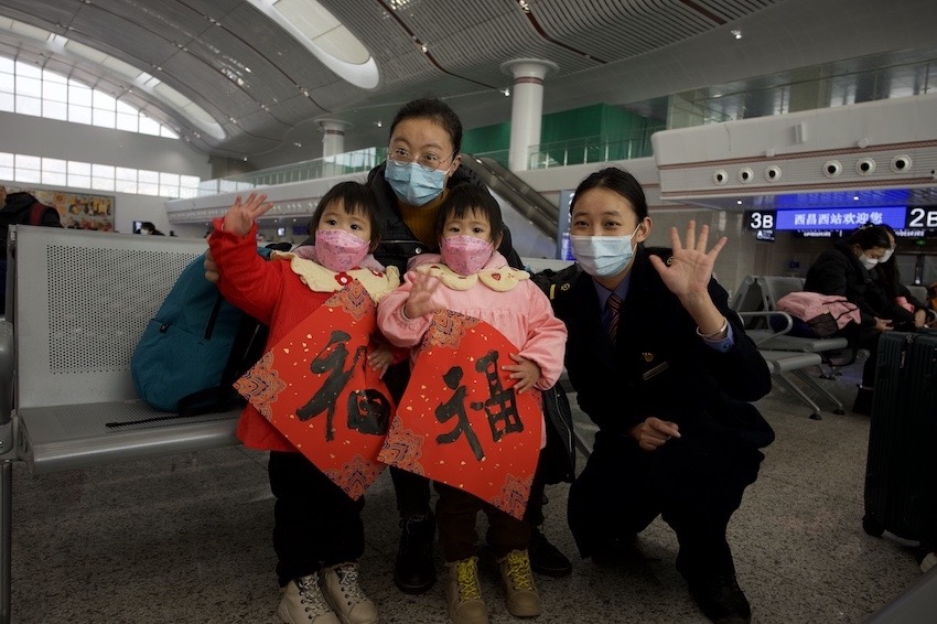 在沿途站點(diǎn)，車站工作人員為旅客送上“福”字及新春禮物。成都鐵路供圖