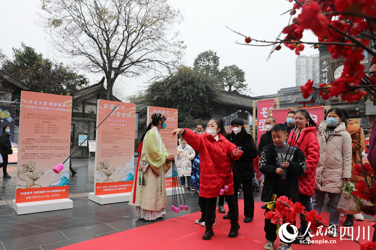 在寬窄巷子景區，市民參與德陽活動。人民網 王波攝