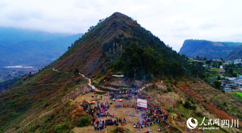 甘洛縣石海鄉布哈村，“圣山”吉日坡下的熱鬧彝族年。施建華攝