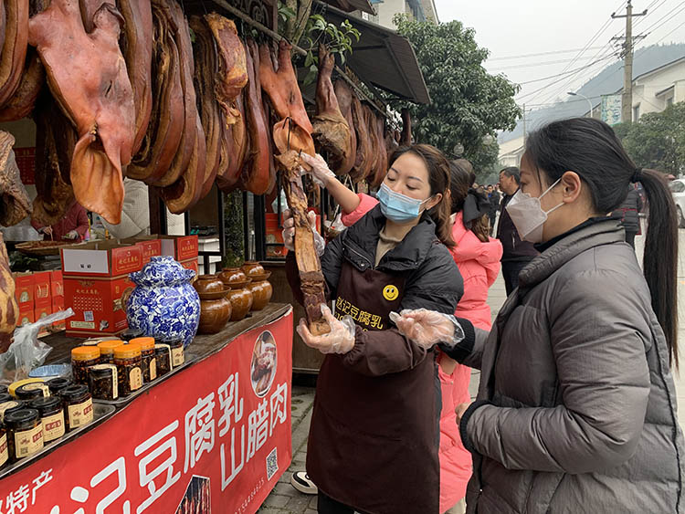 市民選購臘肉香腸。劉姮攝