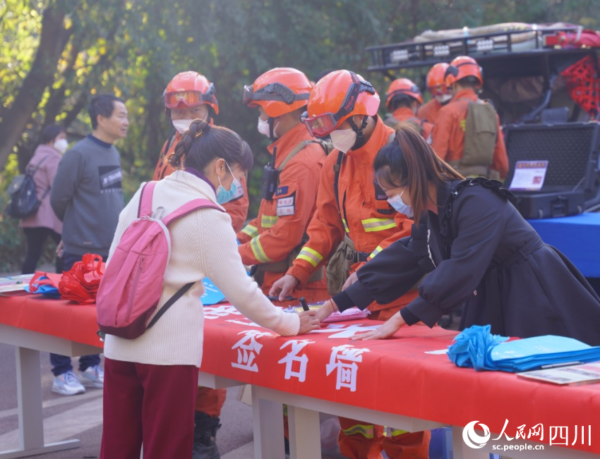 消防員王毅與妻子李樹會(huì)一同在執(zhí)勤崗位上工作。羊冉攝