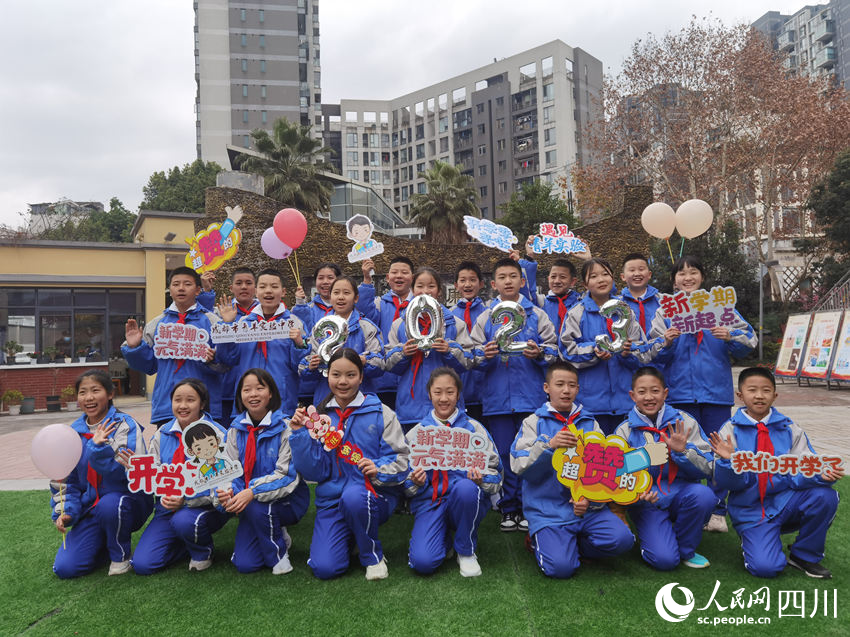 氛圍感拉滿的新學期，同學們合影加油打氣。人民網 王洪江攝