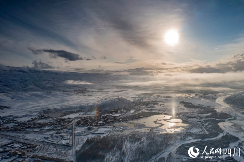 雪后銀裝素裹的甘孜縣。劉炳科攝