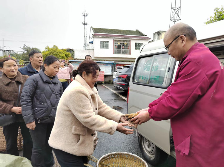 村民排隊領雞苗。什邡市融媒體中心供圖