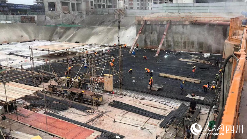 正在建設(shè)中的紫檀街地下停車場，建成后將提供230個停車位。人民網(wǎng)記者 郭瑩攝