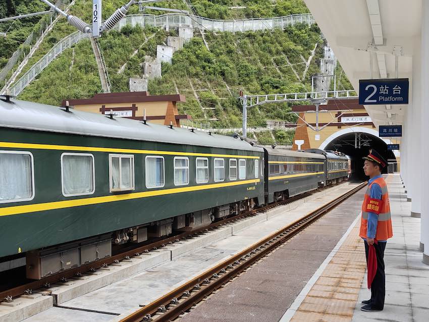 列車駛入高川站。成蘭公司供圖