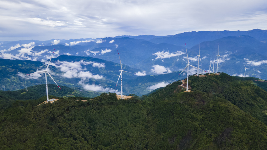 雅礱江臘巴山風(fēng)電場。雅礱江公司供圖