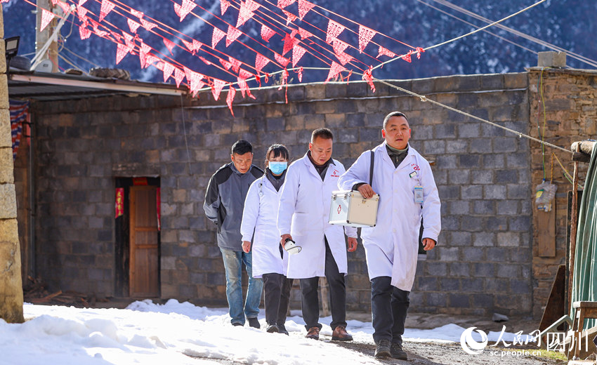 對口幫扶醫療小分隊行走在雪地里。劉學懿攝