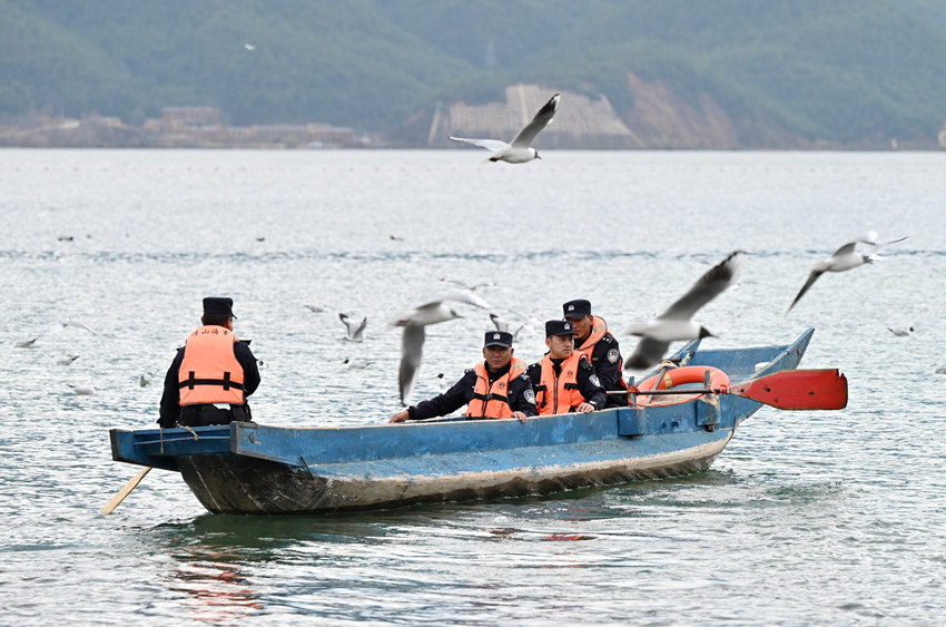 民警在瀘沽湖進行巡湖。四川省公安廳供圖