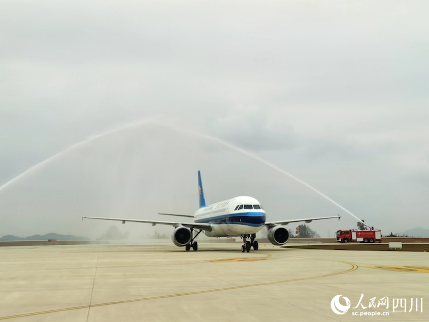 廣州白云機場起飛的南航CZ2281次航班平穩降落古城機場，通過“水門”。人民網記者 郭瑩攝