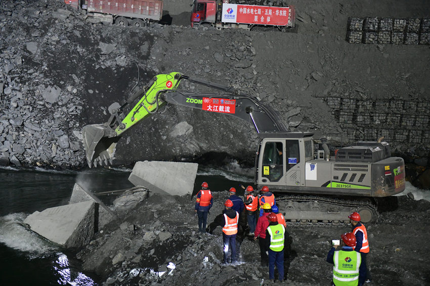 參建單位人員日夜奮戰(zhàn)。雅礱江公司供圖