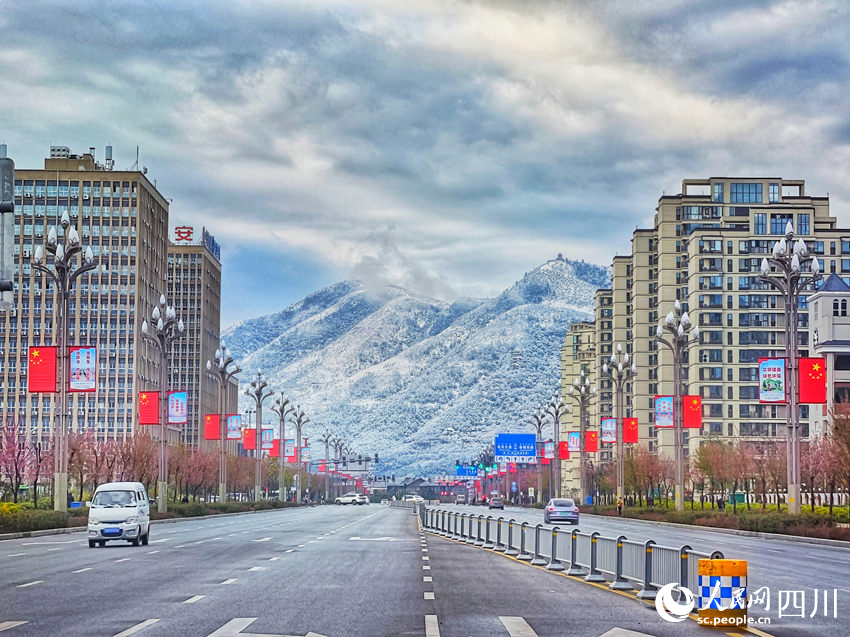 西昌市迎降雪，城市與雪山相融美如畫。鄭云攝