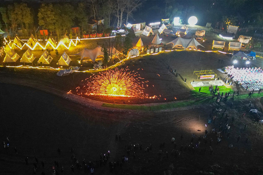 2月1日，傳統匠人在眉山市彭山區金燭村的萬家水碾夜市為群眾表演國家級非遺“打鐵花”。翁光建攝