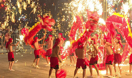    走，除夕到四川天府新區(qū)看打鐵花、舞火龍！      龍年除夕，在四川天府新區(qū)天府國際會議中心禮儀廣場，將迎來2場震撼人心的千年絕技演出，非遺火龍和鐵花秀將照亮夜空。屆時，銅梁火龍非遺傳承人將領(lǐng)銜9條長18米的火龍，穿梭在漫天鐵花之中，呈現(xiàn)“人在火中舞，龍?jiān)诨鹬酗w”的絕美景象。【詳細(xì)】    