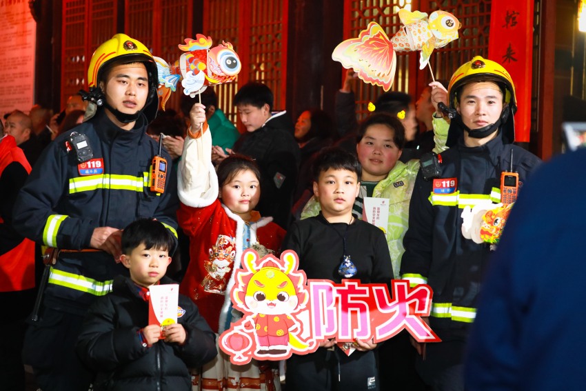 在內江圣水寺，群眾與在執勤巡邏的消防員合影。四川消防救援總隊供圖