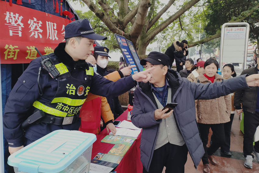 “警察服務崗”執勤民警為群眾服務。樂山公安供圖