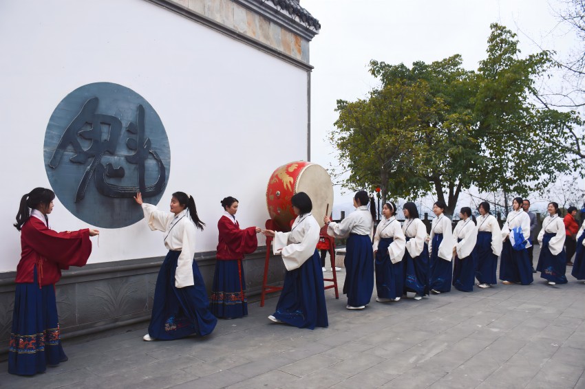 擊鼓摸“魁”。中江縣委宣傳部供圖