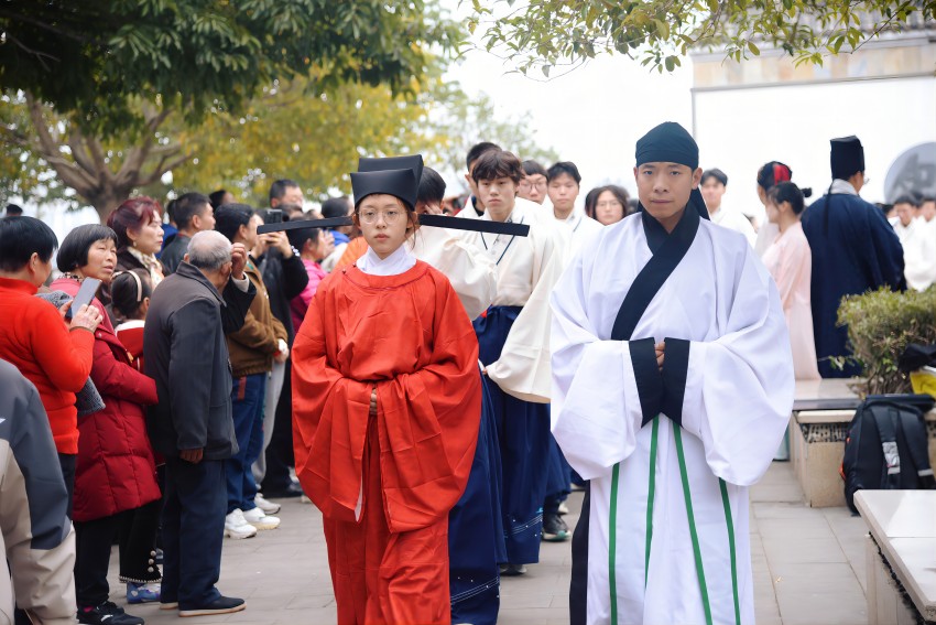 學子繞魁山閣。中江縣委宣傳部供圖