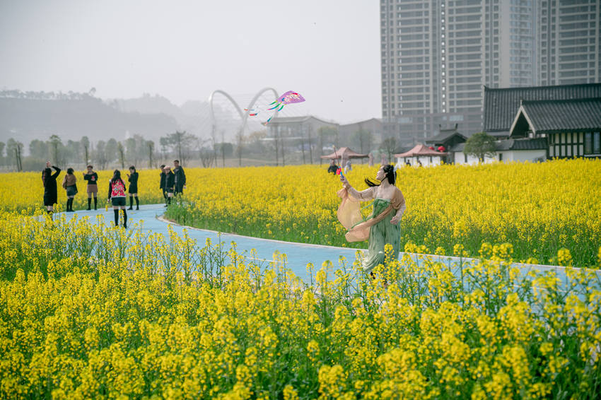 漢服愛好者在四川省眉山市彭山區(qū)“五湖四海”濕地公園綠道打卡游玩。翁光建攝