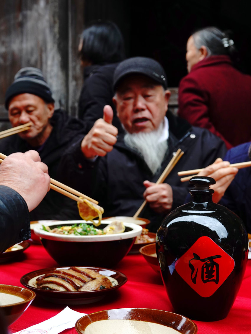 共品百家宴，共慶元宵節(jié)。曹雪攝