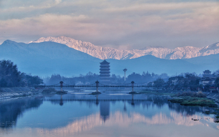 雪山下的古鎮(zhèn)。崇州市委宣傳部供圖