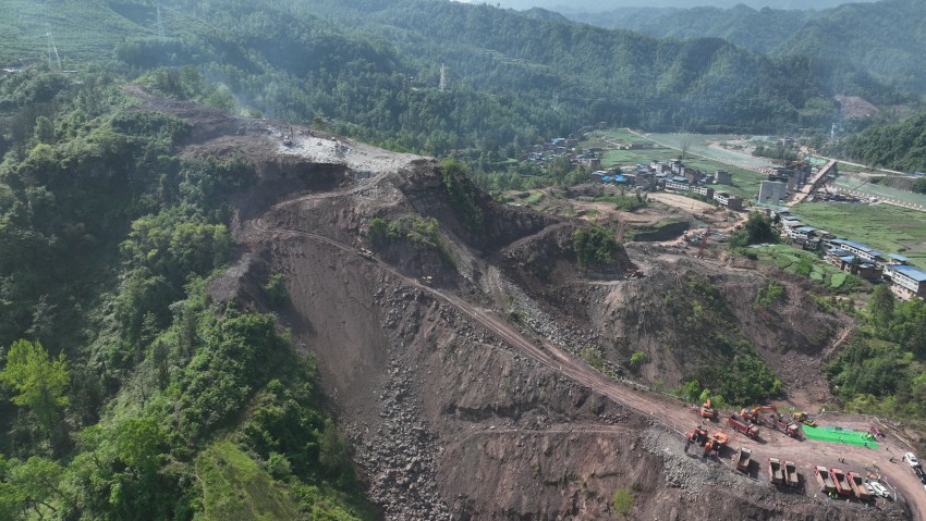 西渝高鐵樊噲站破土動工現場。中鐵六局康渝項目部供圖