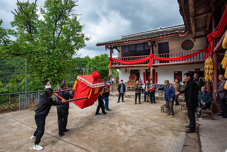 大紅轎到家。張文良供圖