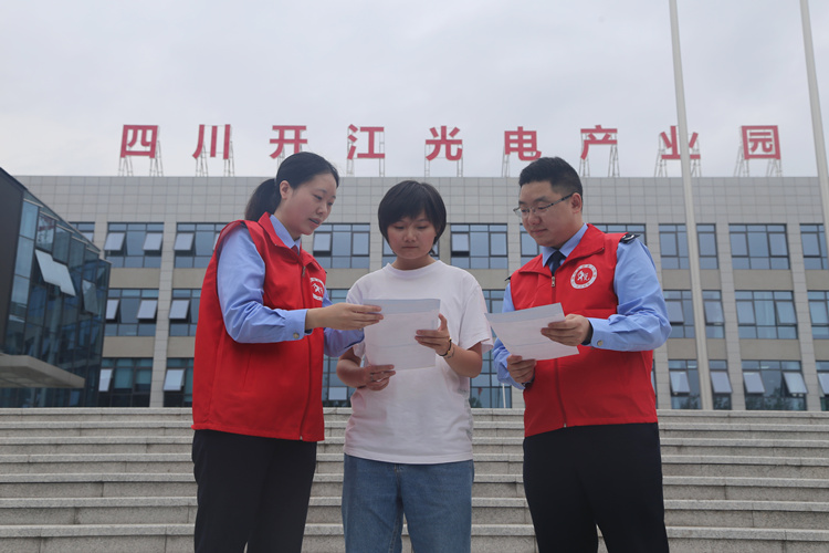 稅務干部到產業園區了解企業創新發展需求。達州市稅務局供圖