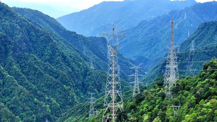 四川最高輸電鐵塔成功封頂，完成組立。宋銘洋攝