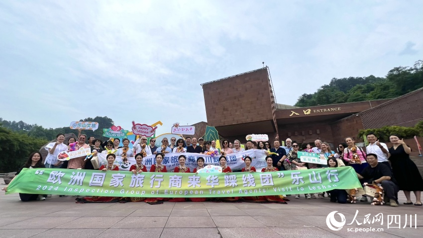 踩線團一行在大佛文化廣場上合影。人民網 趙祖樂攝