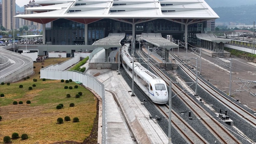 首發動車組列車從巴中東站駛出。中國鐵路成都局集團有限公司供圖