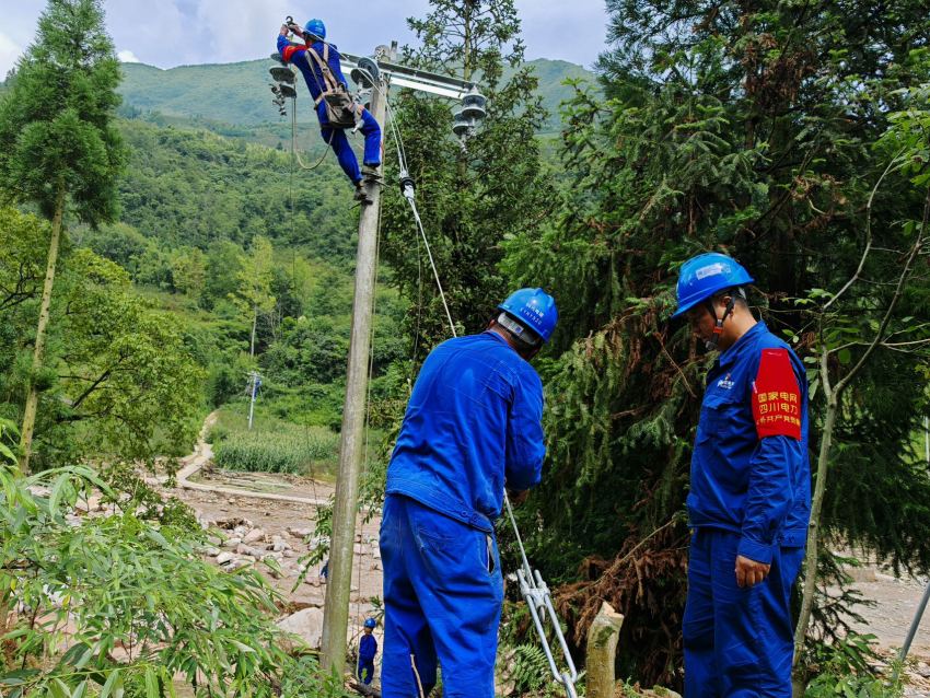 易斌（右1）和隊員在10千伏工方線進行應急搶修。趙亮攝