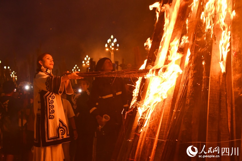 激情火把節，最炫民族風。人民網 趙祖樂攝