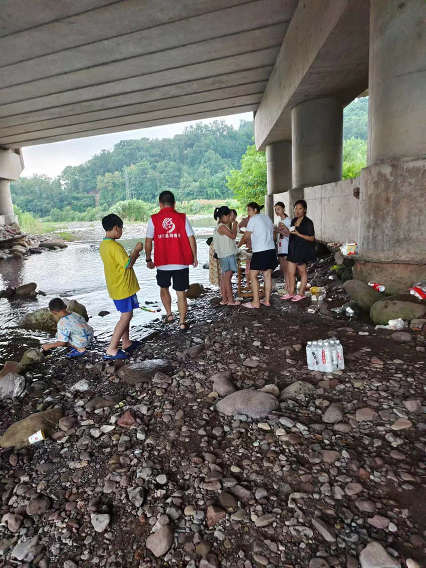 勸離河道內人員。沐川縣融媒體中心供圖