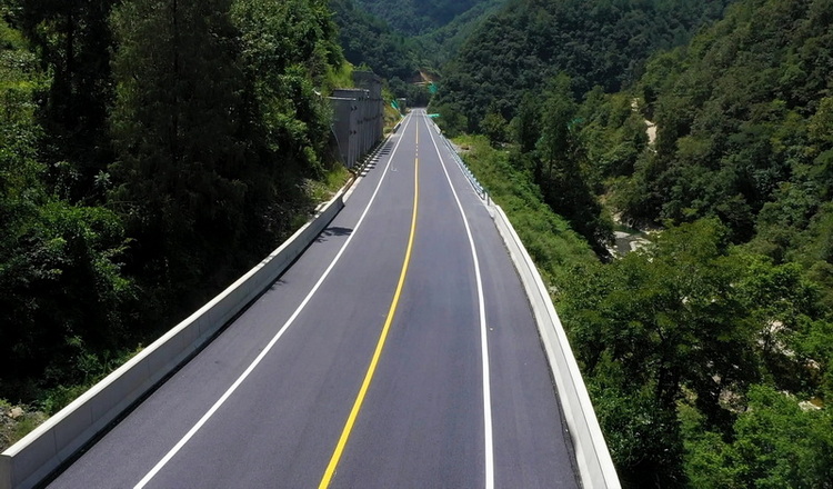 鐵礦至黑寶山旅游道路。萬源市融媒體中心供圖