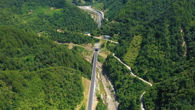 鐵礦至黑寶山旅游道路穿山越嶺。萬源市融媒體中心供圖