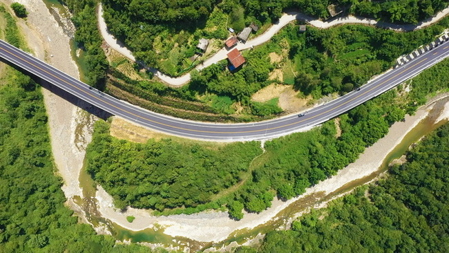 鐵礦至黑寶山旅游道路鐵礦段。萬源市融媒體中心供圖