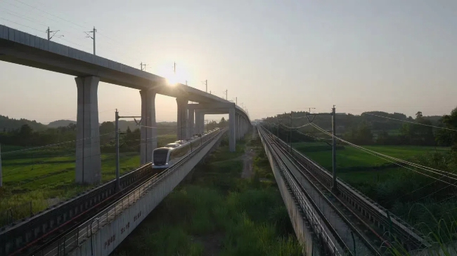 軌道交通資陽線上跨成都地鐵機場專線。成都軌道集團供圖