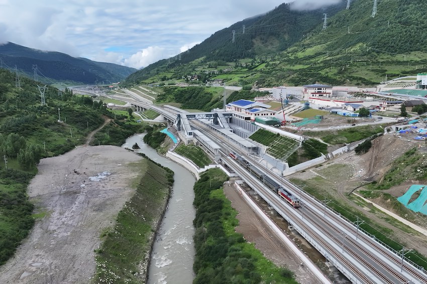 檢測列車在廣袤山間穿行。成蘭公司供圖